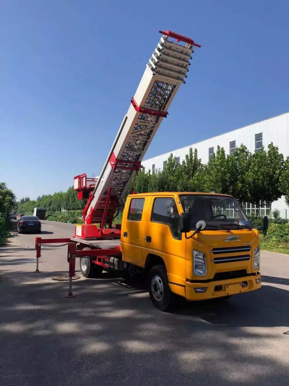 红安附近的云梯车出租服务：轻松解决高空作业需求