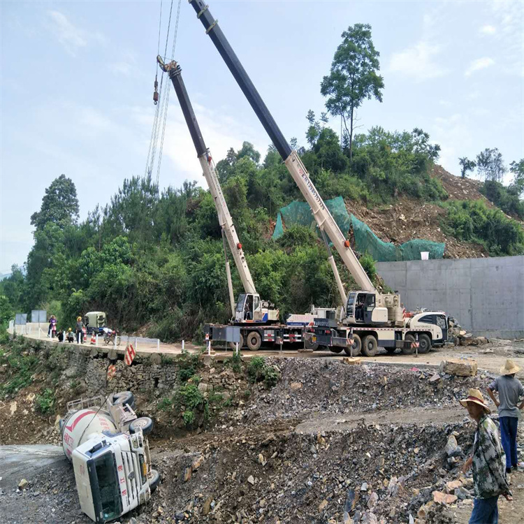 红安汽车掉沟里叫吊车救援要多少钱